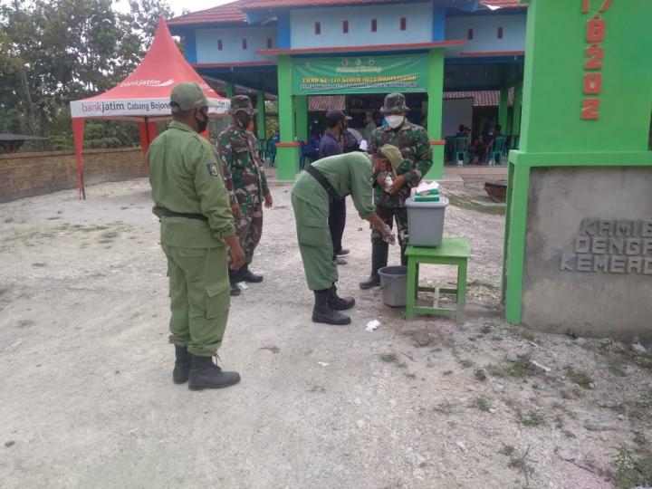 Cegah Penyebaran Covid-19, Anggota Satgas TMMD Bojonegoro Lakukan Pendisiplinan Cuci Tangan